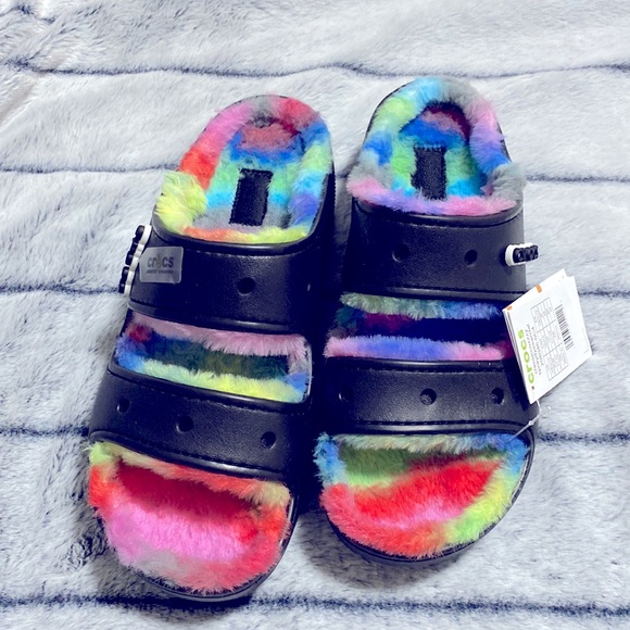 Crocs classic cozzzy spray dye lined sandals - Picture 12 of 15